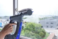 Swiss Pro+ Ruitenreiniger 3 In 1 WV 2 Blue Edition Window Vac - Ca. 120 M² - Waterzuiger - Incl. Smalle Zuigmond - Oplaadbaar - Raamwisser - Streeploos - Clicksystem - 2 Microvezeldoekjes - Met Sprayfunctie - Low Noise - Hepafilter -Schoonmaakproducten Winkel 1200x799 2